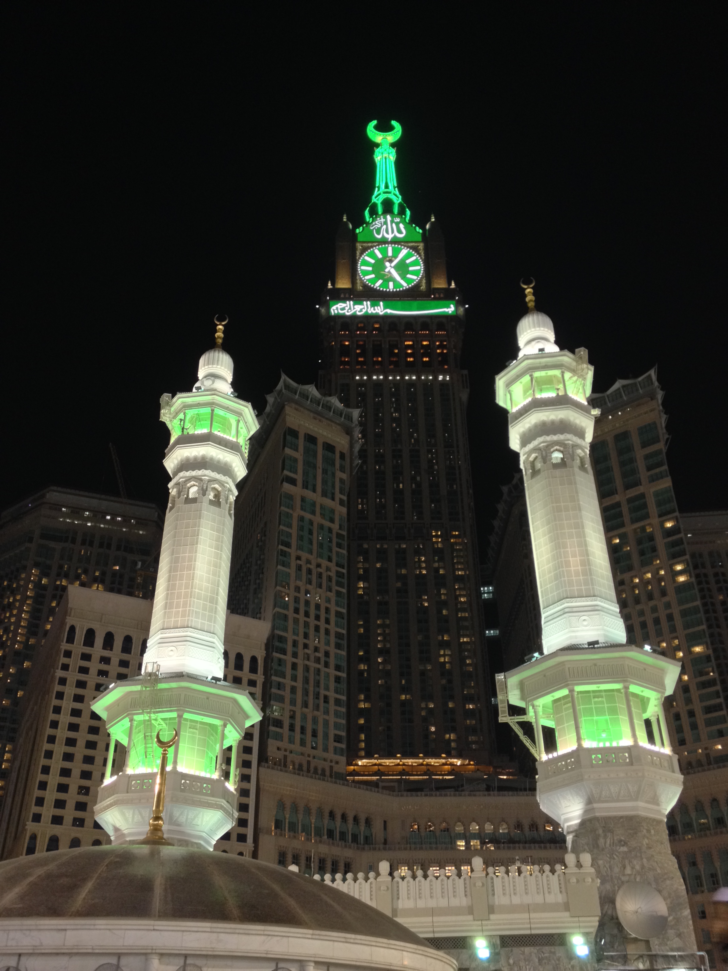 Часы в саудовской аравии. Башня Абрадж Аль-Бейт. Часовая башня Абрадж Аль-Бейт. Башни Абрадж Аль-Бейт Саудовская Аравия. Королевская часовая башня в Мекке.