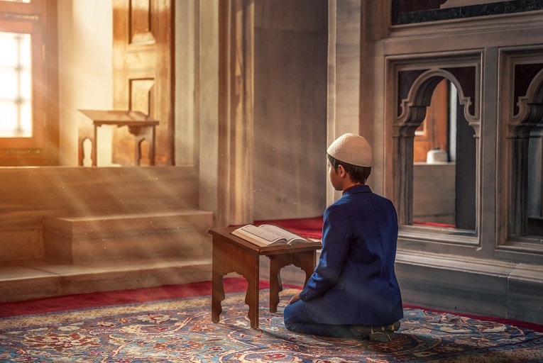 Kid reading Quran in masjid