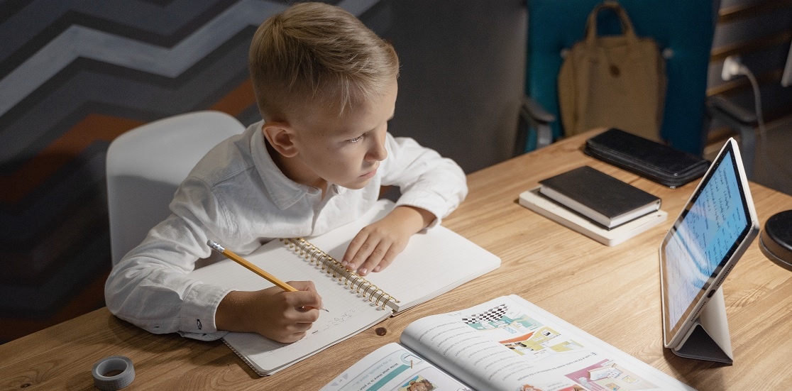 kid taking online class