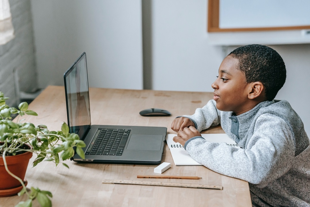 kid taking online quran class